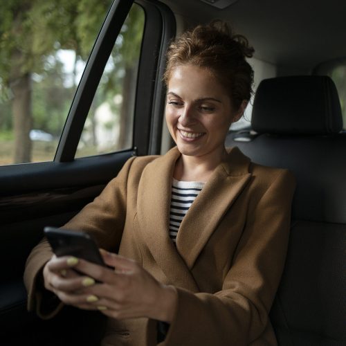 femme-voyageant-sa-voiture